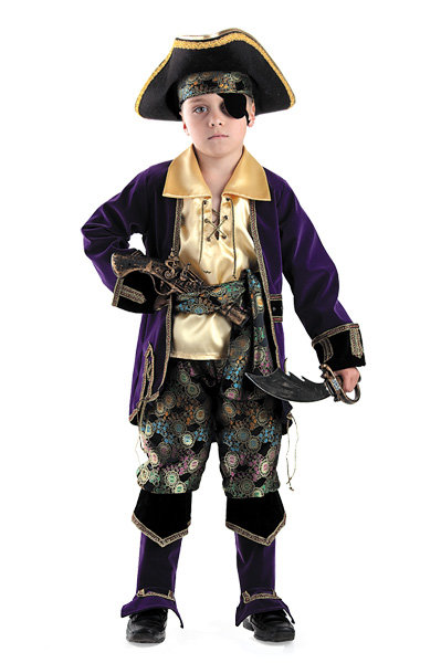 Костюм Капитан Пиратов лиловый 924 Капитан пиратов - костюм для мальчика, в комплекте: камзол, рубаха, брюки с сапогами, пояс, повязка, треуголка