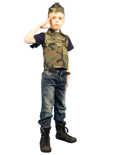 Набор Солдат   Костюм универсального размера, состоит из минимального количества деталей и легко комбинируется с джинсами, брюками и другой повседневной одеждой. В комплекте: пилотка и жилет